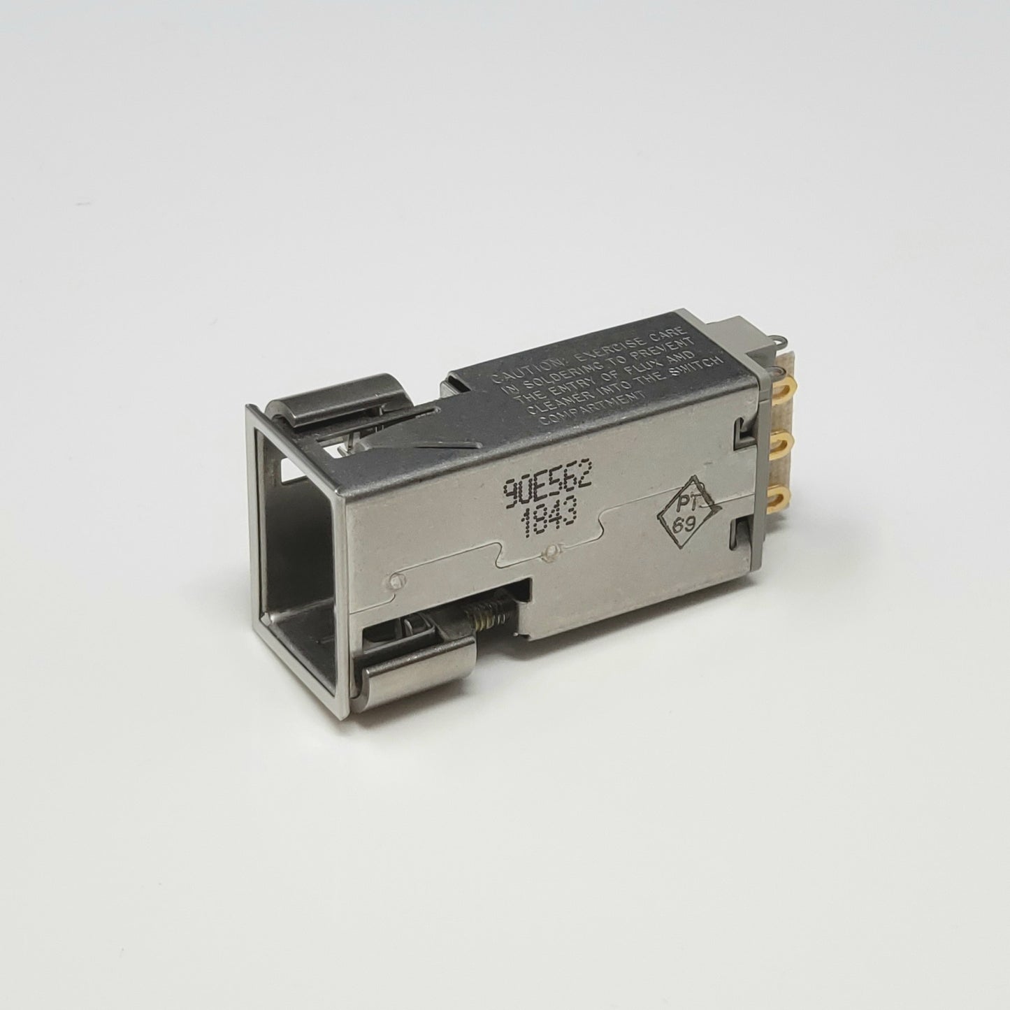 90E562